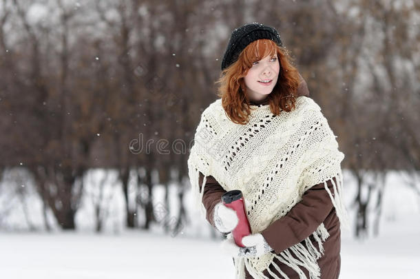 在冬季公园散步的年轻美女