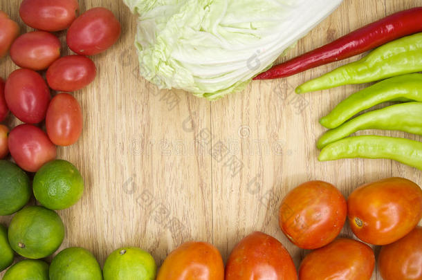 新鲜红、绿山羊椒配番茄和生菜