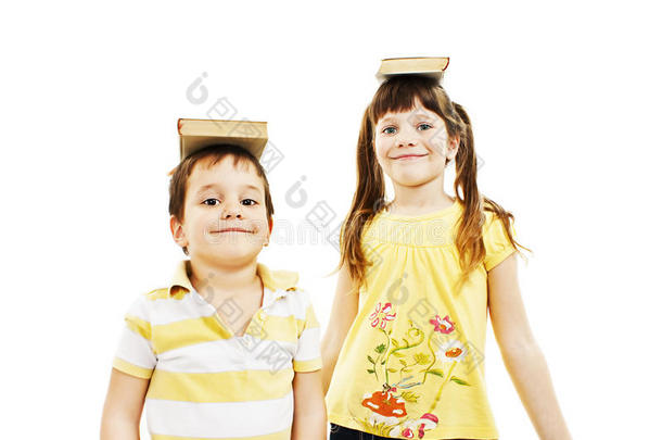 一对年幼的孩子头上拿着书