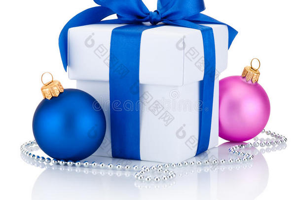 白色盒子系丝带蝴蝶结，蓝色和粉色圣诞球隔离