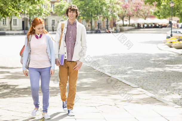 青年男女大学生在人行道上行走的全长