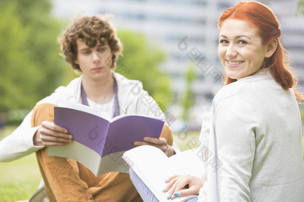 女青年与男朋友在大学校园里读书