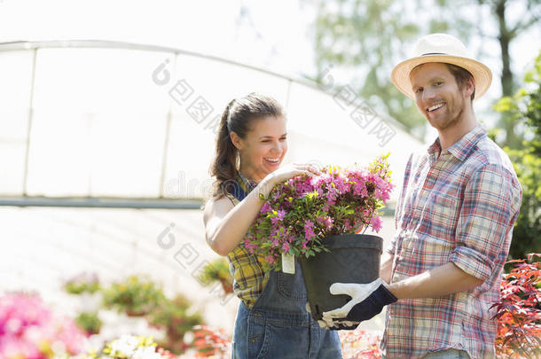温室外捧着花盆的快乐园丁