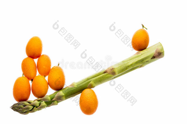 一个芦笋和八个金橘做成的<strong>跷跷板</strong>