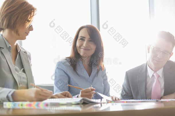 微笑的女商人和同事在<strong>会议室</strong>
