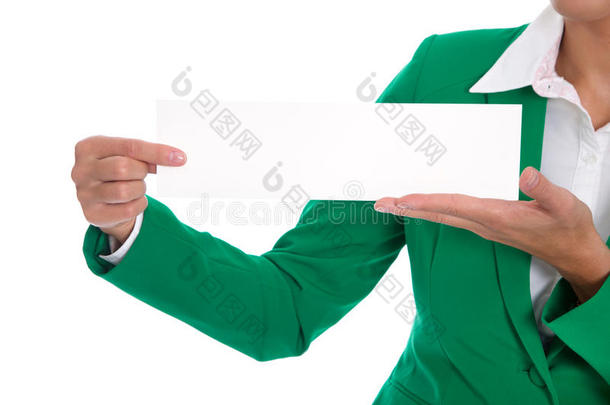绿衣女子空着手里拿着广告牌或牌子