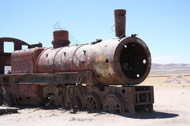 玻利维亚沙漠火车公墓的老式火车