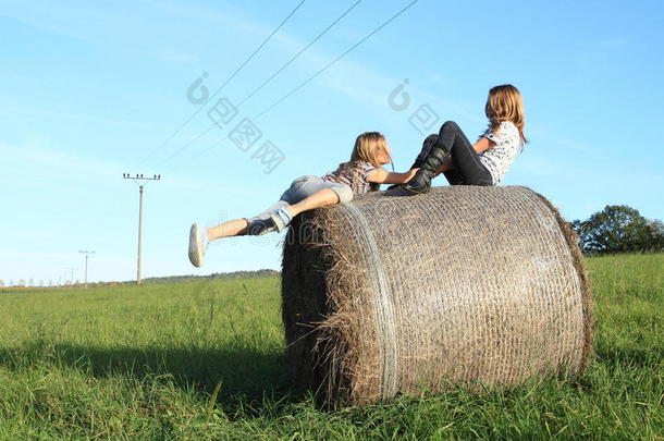 女孩们在一包干草上起床