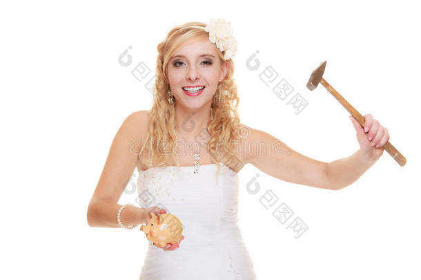 女新娘拿着锤子要砸碎存钱罐