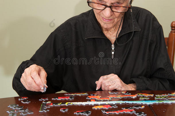 一位年长妇女<strong>拼凑</strong>的拼图游戏