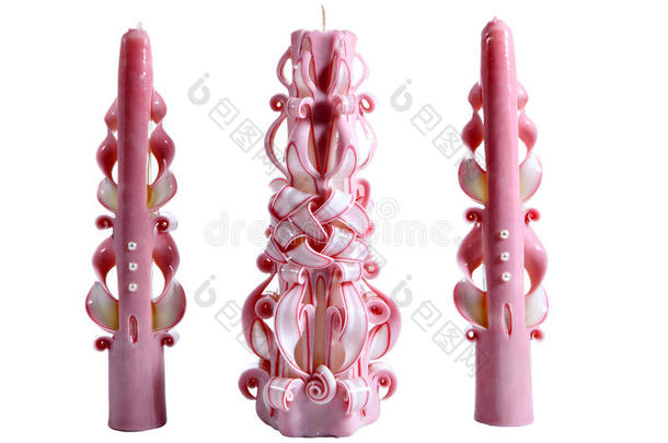 三根粉色丝带上雕刻的自制圣诞蜡烛
