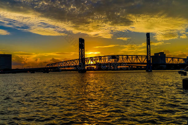 日落时的圣约翰河大桥