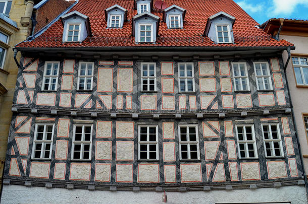 德国的一座倾斜的半木结构房屋
