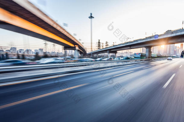 汽车在高速公路上行驶，运动模糊