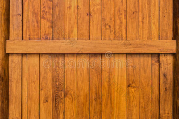 柚木制成的带梁柱的木墙