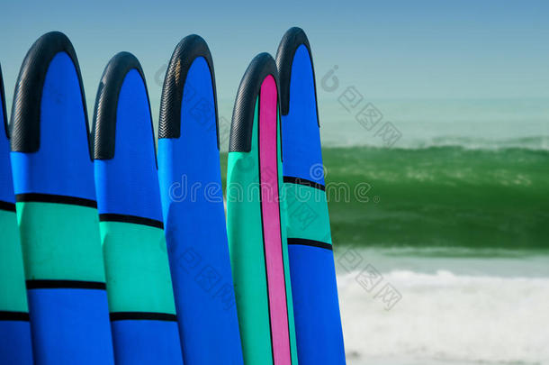海边的彩色冲浪板