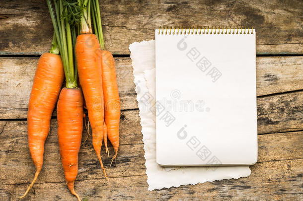 菜单背景。桌上有<strong>菜谱</strong>的蔬菜。用食谱书烹饪。