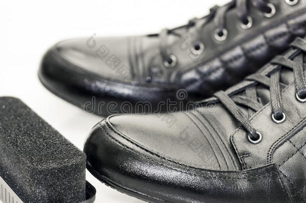 黑色<strong>男靴</strong>和海绵鞋