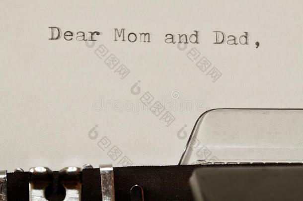 亲爱的爸爸妈妈用旧打字机打的短信