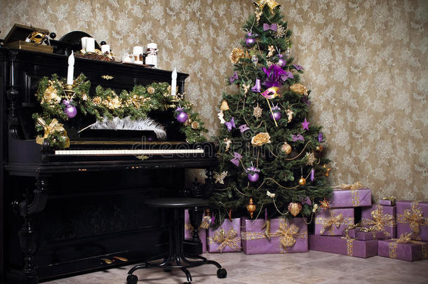 古董房，配有钢琴、圣诞树、蜡烛、礼物或公关
