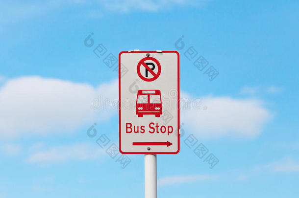 巴士站和禁止停车标志，蓝色天空背景模糊
