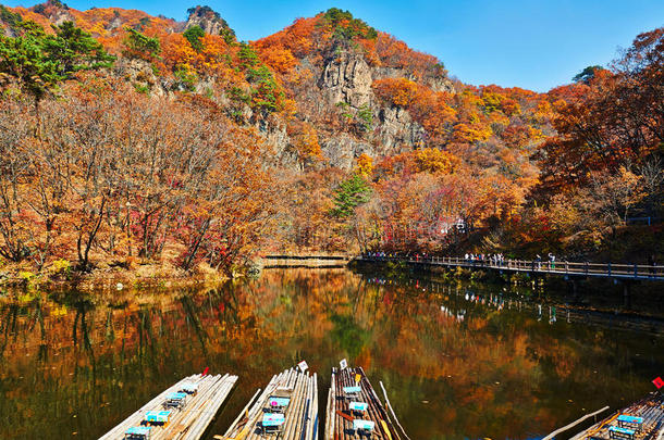 秋色山湖