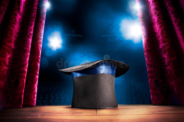 舞台上魔术师帽子的高对比度图像