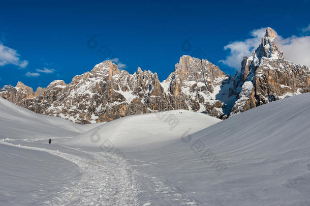 一个徒步旅行者在<strong>白云石</strong>，<strong>白云石</strong>，圣马提诺山脉的雪地上