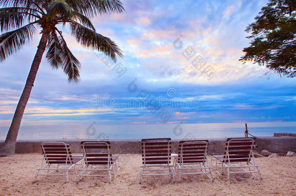 沙滩上沙滩的椅子布置在美丽的阳光下