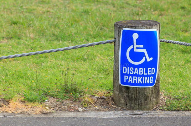 残疾人停车标志，为残疾人提供接近入口的通道。
