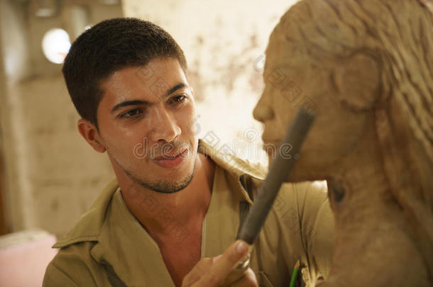 雕塑家年轻的<strong>艺术家艺术家</strong>正在雕刻雕塑