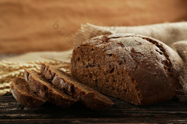 新鲜出炉的面包，<strong>棕色木质</strong>背景。