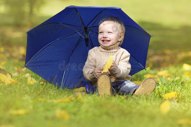快乐的小宝宝在公园里享受温暖阳光的秋日