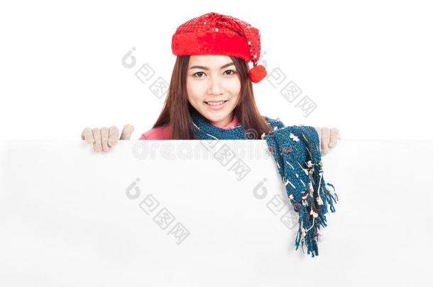 戴着红色圣诞帽的亚洲女孩站在空白的横幅后面