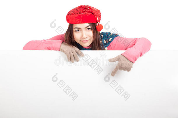 一个亚洲女孩，头戴红色圣诞帽，后面是空白横幅点道