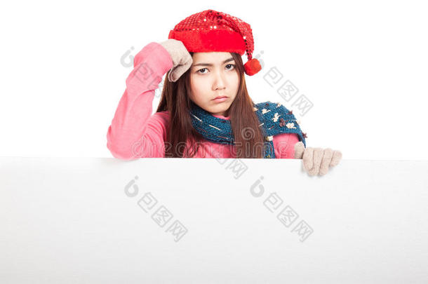 亚洲女孩戴着红色圣诞帽心情不好，空白的<strong>牌子</strong>