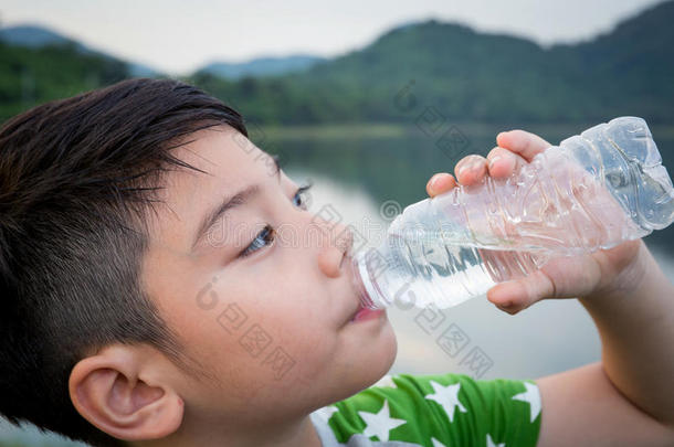 喝矿泉水的男孩