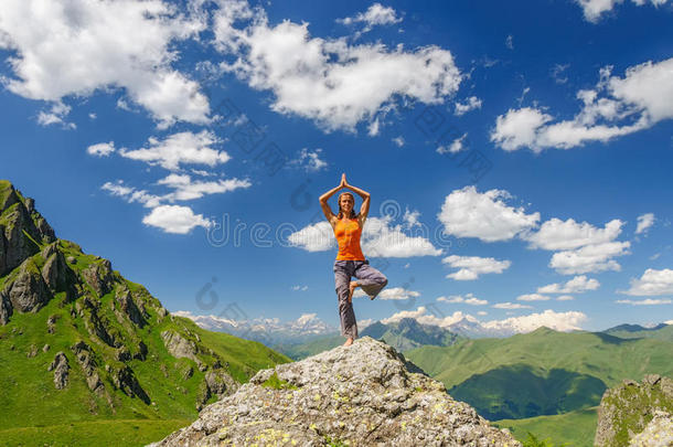 年轻女子在山上练瑜伽