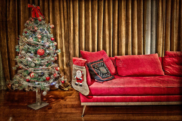 装饰圣诞树的现代客厅
