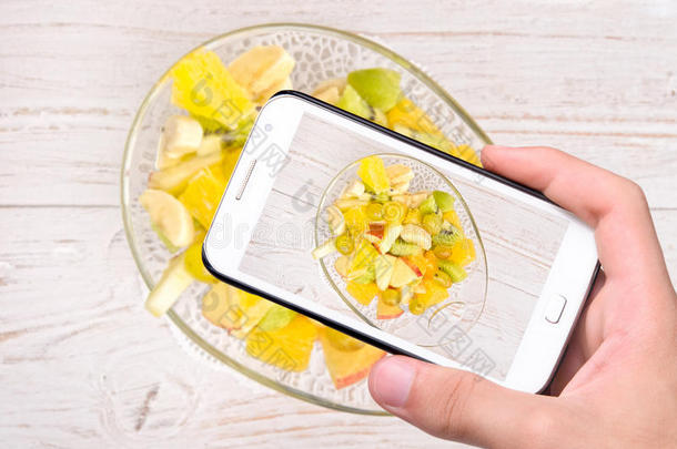 带智能手机的新鲜水果沙拉