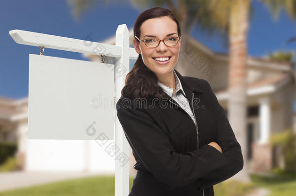 屋前的女人和空白的房产标牌