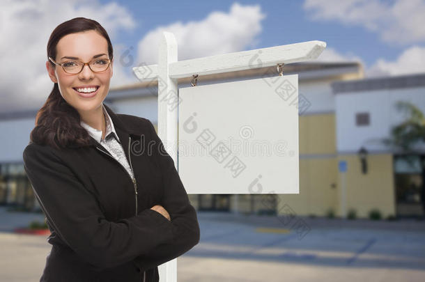 商业大楼前的女人和空白的房地产标牌