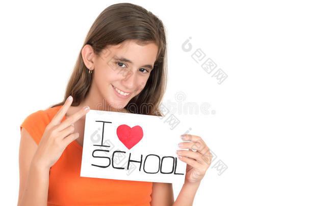 女孩举着写着“我爱学校”的牌子