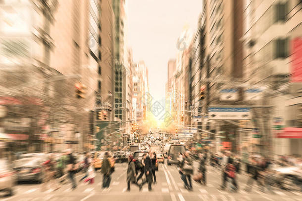 纽约市曼哈顿市区麦迪逊大道日落前的街道上的人们——行人在斑马线上行走
