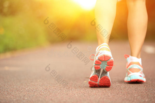 健身女跑步者在<strong>跑道上</strong>跑步