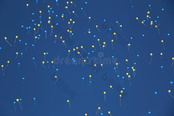 天空球；<strong>气泡</strong>；黄色；蓝色；夏季<strong>气泡</strong>；蓝色<strong>气泡</strong>背景