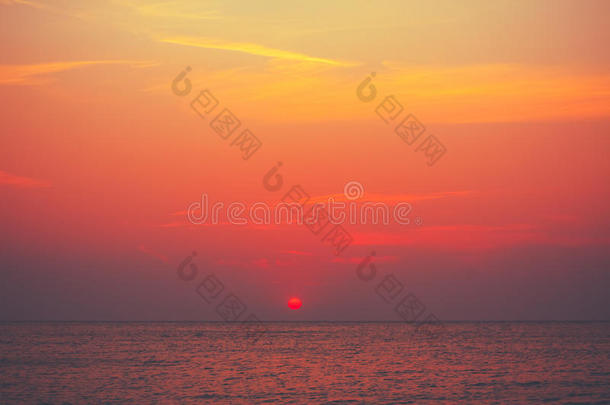 红色的日落，日出的背景是海洋，海洋