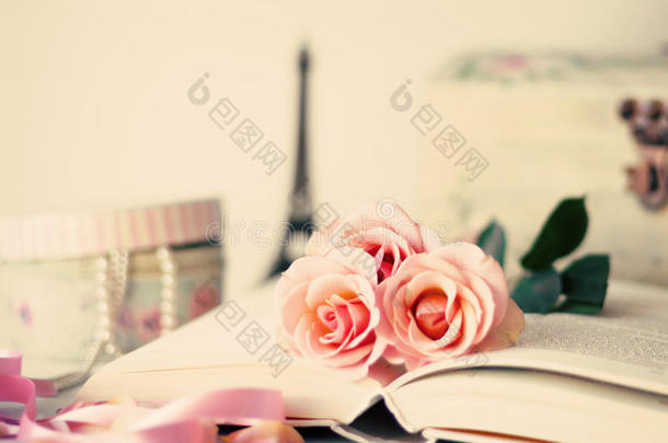 复古玫瑰和书籍