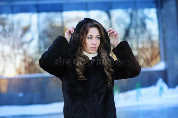 穿着冬天毛皮大衣的漂亮女孩