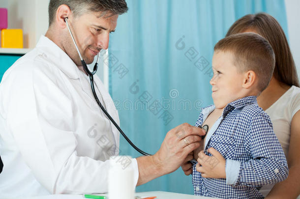 儿科医生用听诊器检查病人